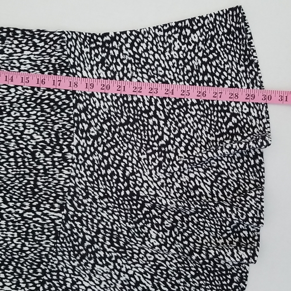 Torrid black and white peplum top, size 2X - Picture 16 of 16